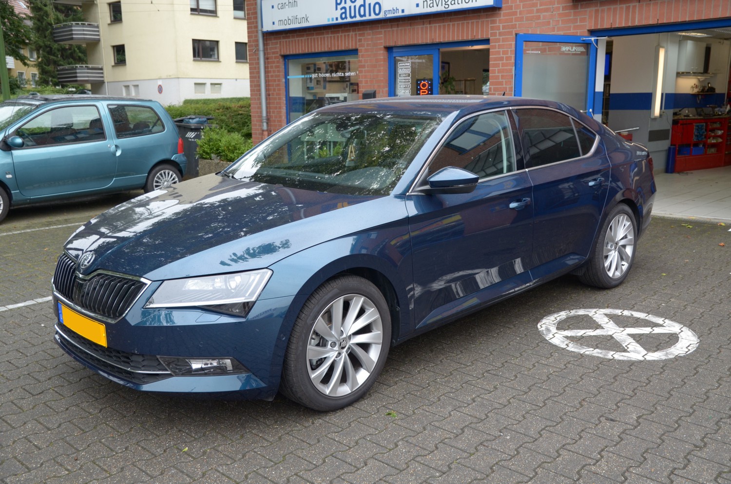 Skoda Superb Canton raus Hifi rein Auto